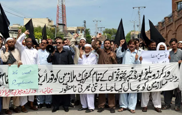 a large number of employees blocked sher shah suri road outside peshawar press club photo online a large number of employees blocked sher shah suri road outside peshawar press club photo online