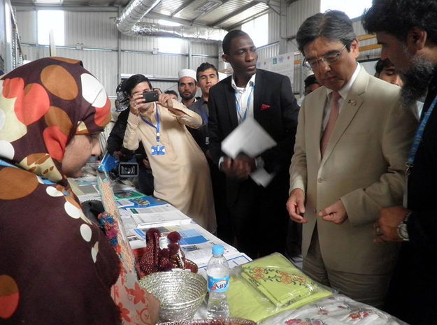 japanese ambassador hiroshi inomata visiting a stall setup by tdps photo inp