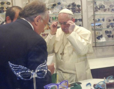 pope makes surprise visit to rome optician for new eyeglasses pope makes surprise visit to rome optician for new eyeglasses