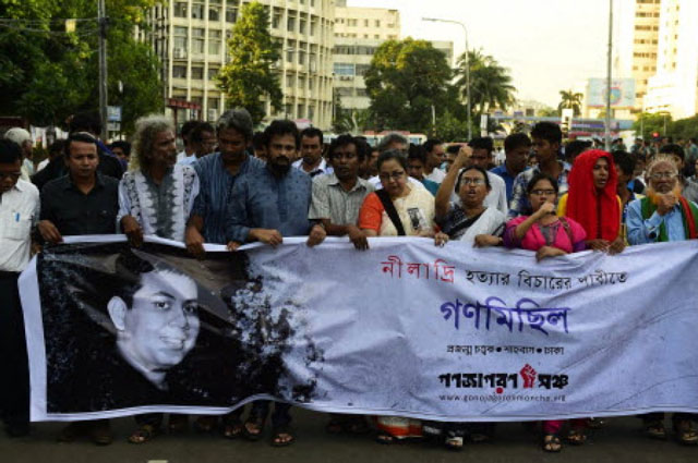 bangladeshi secular activists take part in a procession to protest against the killing of blogger niloy chakrabarti photo afp