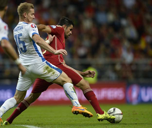 slovakia 039 s defender tomas hubocan l vies with spain 039 s forward diego costa during the euro 2016 qualifying football match spain vs slovakia at the carlos tartiere stadium in oviedo on september 5 2015 photo afp