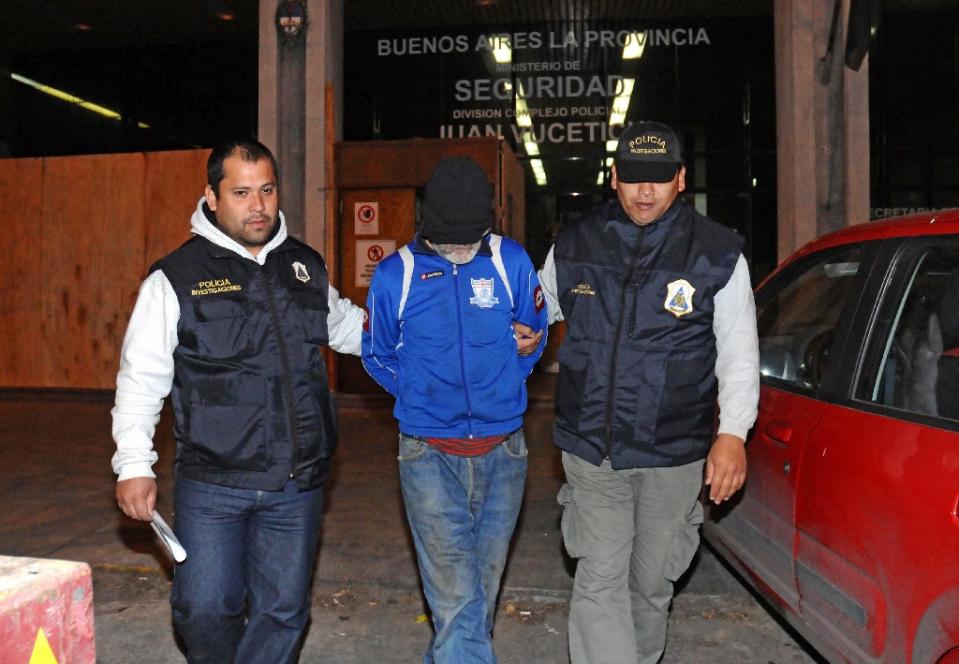 argentinian eduardo oviedo c is escorted by police officers in mar del plata buenos aires province on september 4 2015 photo afp