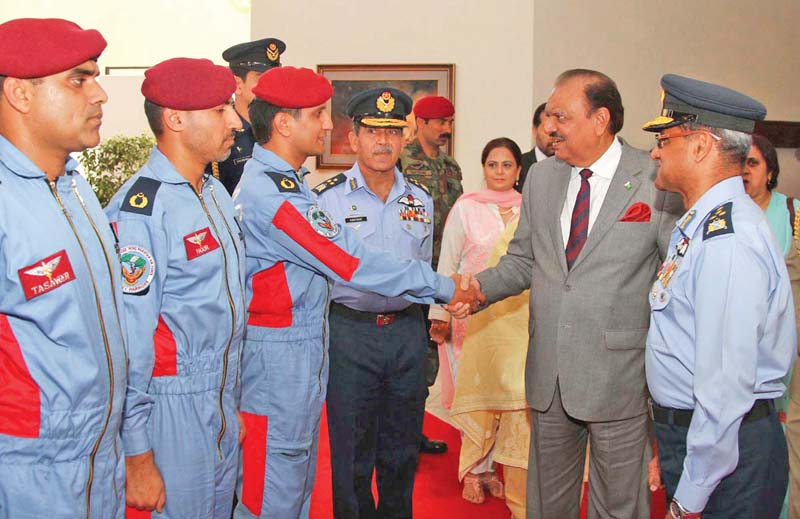 president mamnoon husain being introduced to paratroopers that took part in the aerial display on defence day photo nni