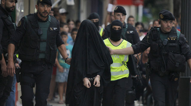spanish police arrest an 18 year old moroccan woman suspected of recruiting other women via the internet to the group islamic state is in gandia on september 5 2015 photo afp
