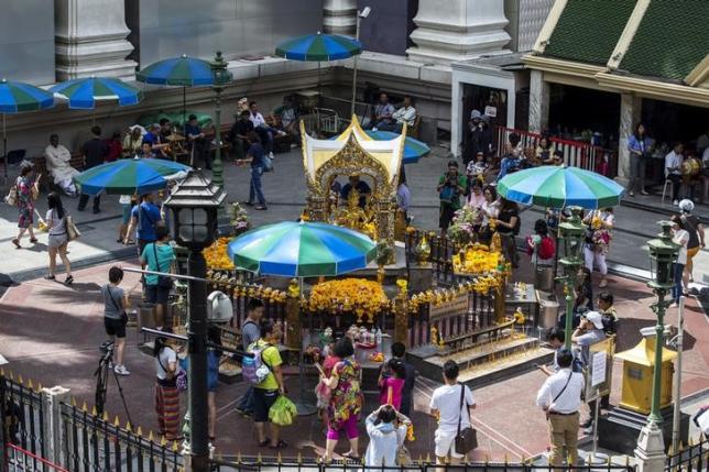 people and tourists gather as they pray at the erawan shrine the site of last monday 039 s deadly blast in bangkok thailand august 24 2015 photo reuters