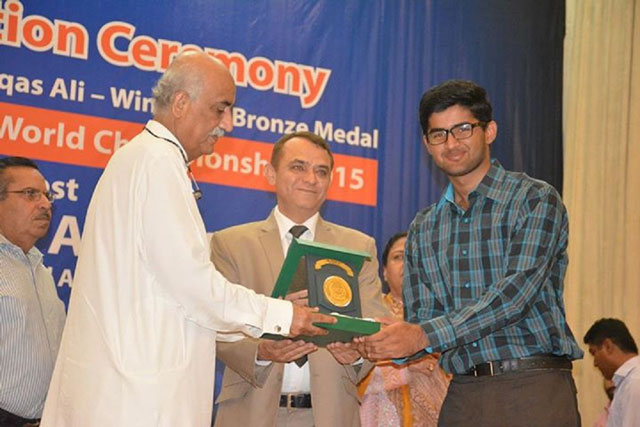 waqas ali receiving his award photo express