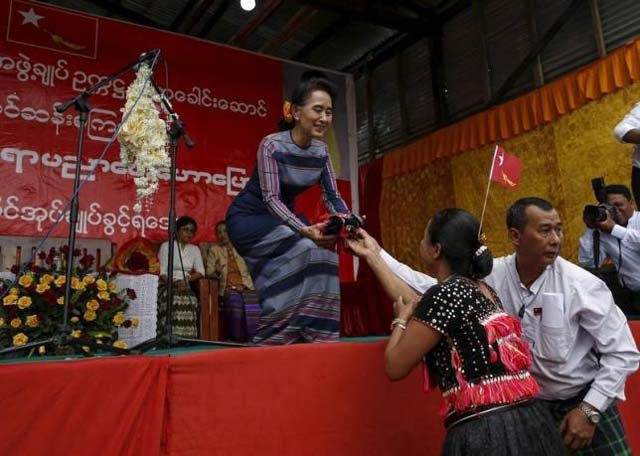 a woman of the yin net ethnic group gifts a traditional cloth to myanmar pro democracy leader aung san suu kyi as suu kyi delivers a speech on voter education at the hopong township in shan state myanmar september 6 2015 photo reuters