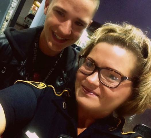 officer tommi jones kelley took a selfie with mckinley zoellner after he stood behind her while she filled her tank photo facebook com tommijones ashmore officer tommi jones kelley took a selfie with mckinley zoellner after he stood behind her while she filled her tank photo facebook com tommijones ashmore