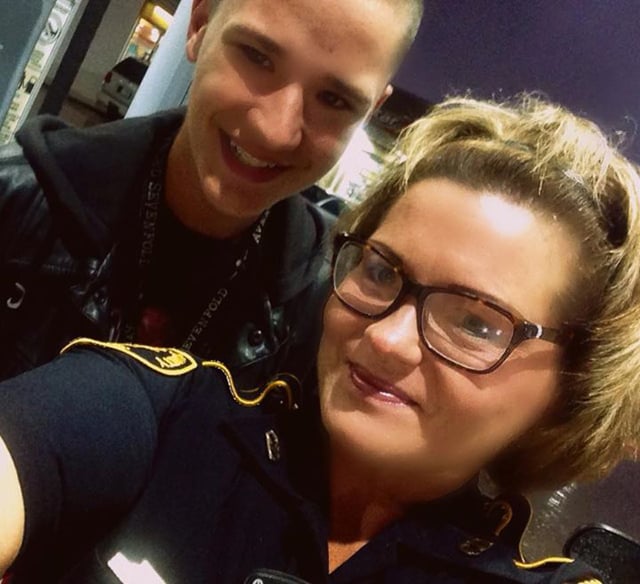 officer tommi jones kelley took a selfie with mckinley zoellner after he stood behind her while she filled her tank photo facebook com tommijones ashmore