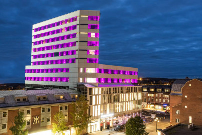 norway hotel tycoon offers 5 000 hotel nights to refugees