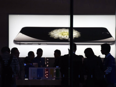 tech world waits for iphone news and hopes for magic tech world waits for iphone news and hopes for magic