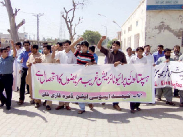 doctors shout slogans against police photo tariq ismaeel doctors shout slogans against police photo tariq ismaeel