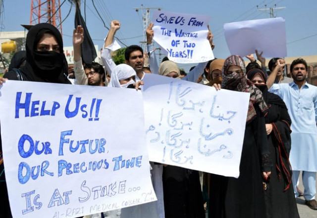 students of al razi medical college protesting in favor of their demands outside peshawar press club photo inp students of al razi medical college protesting in favor of their demands outside peshawar press club photo inp