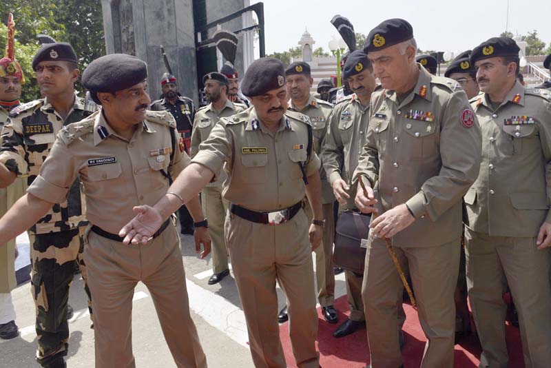 bsf ig anil paliwal and dig m f farooqui receive rangers director general punjab major general umar farooq barki at wagah border photo afp