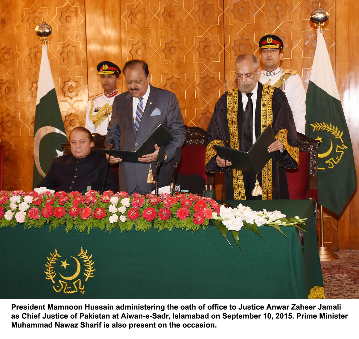president mamnoon hussain administers the oath of office to justice anwar zaheer jamali as chief justice of pakistan at the aiwan e sadr in islamabad on september 10 2015 photo pid