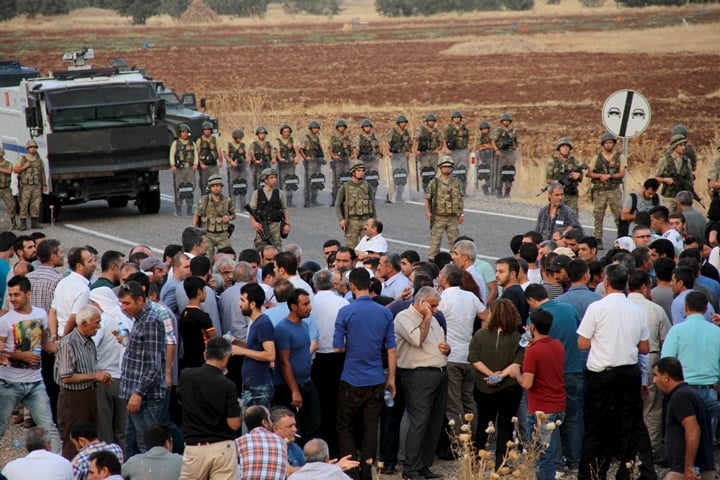 turkish soldiers block a road to stop a convoy carrying a delegation of the pro kurdish peoples 039 democratic party hdp near the southeastern town of of idil turkey september 9 2015 photo reuters