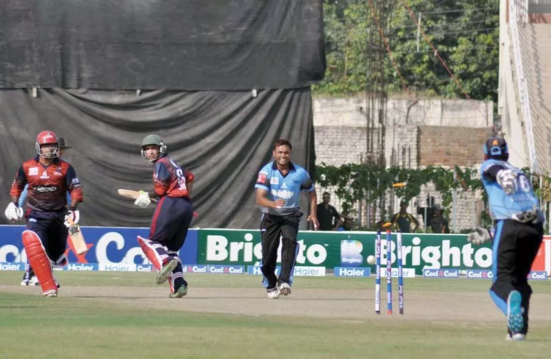 sharjeel khan and shoaib laghari were deputed by hyderabad to face bahawalpur s zahir siddiqi and both departed after a single each in four balls photo inp sharjeel khan and shoaib laghari were deputed by hyderabad to face bahawalpur s zahir siddiqi and both departed after a single each in four balls photo inp