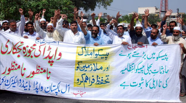all pakistan wapda hydro electric workers union hold a protest against the privatisation of power generation companies photo inp all pakistan wapda hydro electric workers union hold a protest against the privatisation of power generation companies photo inp