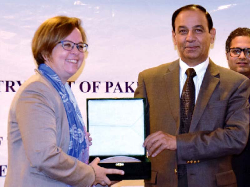 nab chairman giving souvenir to a uncac representative photo express