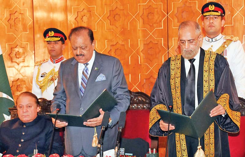 president mamnoon hussain administers oath to justice anwar zaheer jamali as chief justice of pakistan photo inp