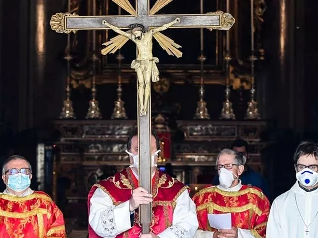 parish priest of the santa maria assunta church in pontoglio italy starts a via crucis procession as part of good friday photo afp parish priest of the santa maria assunta church in pontoglio italy starts a via crucis procession as part of good friday photo afp