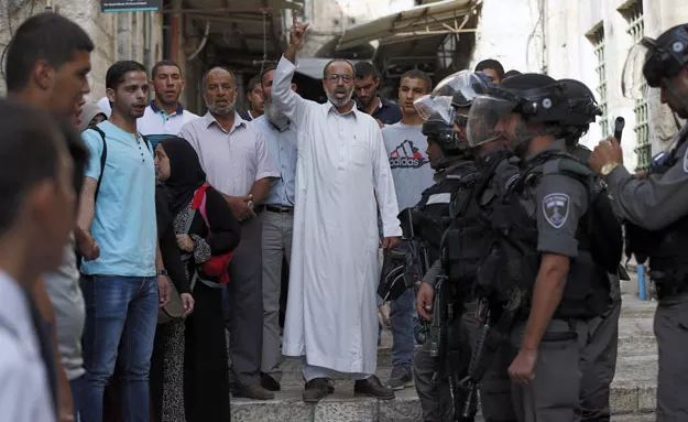 palestinians shout slogans in front of israeli security forces who block a road leading to the al aqsa mosque compound in jerusalem 039 s old city on september 13 2015 palestinians clashed with israeli police at al aqsa mosque compound just hours before the start of the jewish new year photo afp palestinians shout slogans in front of israeli security forces who block a road leading to the al aqsa mosque compound in jerusalem 039 s old city on september 13 2015 palestinians clashed with israeli police at al aqsa mosque compound just hours before the start of the jewish new year photo afp