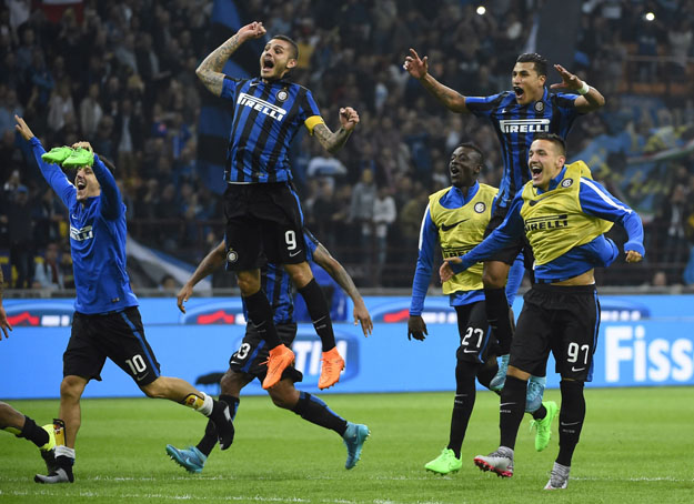 inter milan players celebrate after the final whistle photo afp