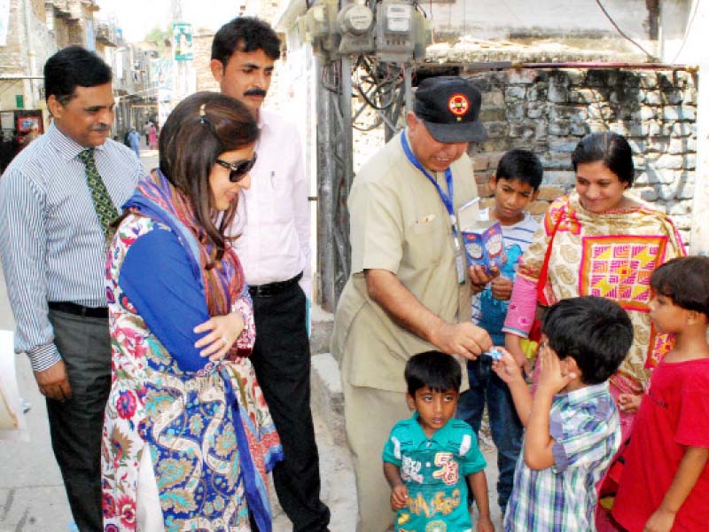 prime minister s focal person on polio eradication senator ayesha raza farooq boosting morale of health workers photo inp