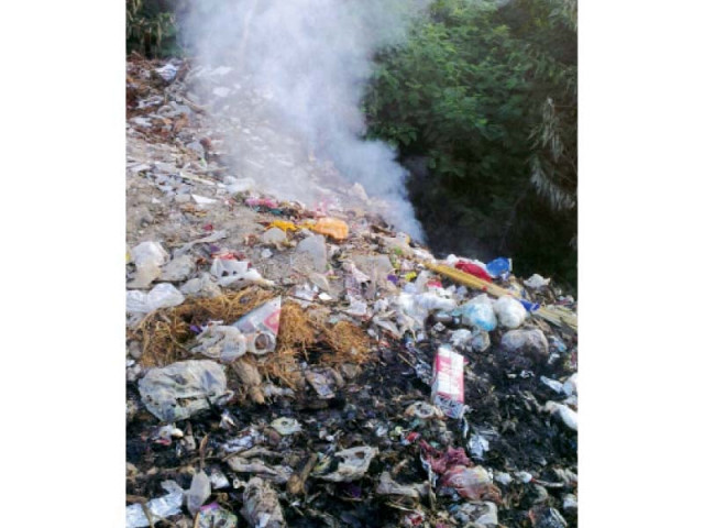 smoke and fumes from burning garbage badly affects people with sensitive respiratory systems especially children and the elderly photo azam khan express smoke and fumes from burning garbage badly affects people with sensitive respiratory systems especially children and the elderly photo azam khan express