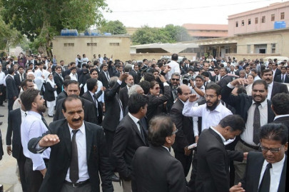 in protest lawyers continue boycott on second day