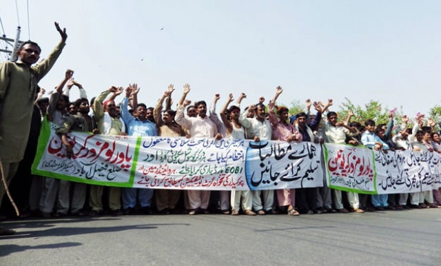 workers of powerloom workers union hold a rally in support of their demands photo online workers of powerloom workers union hold a rally in support of their demands photo online
