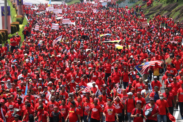 groups gather around putra world trade centre during the red shirt rally today where it will start from four points and ends at padang merbok photo courtesy the malaysian insider groups gather around putra world trade centre during the red shirt rally today where it will start from four points and ends at padang merbok photo courtesy the malaysian insider