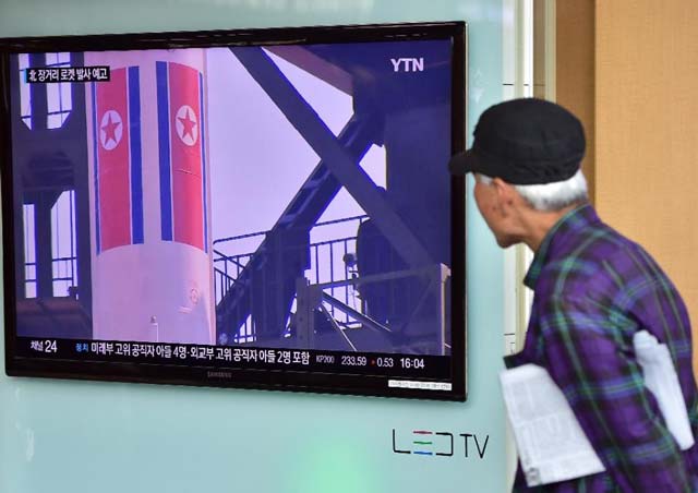 a man watches a news report at a railway station in seoul on september 15 2015 on the confirmation from north korea that the nuclear reactor seen as the country 039 s main source of weapons grade plutonium had resumed normal operations photo afp