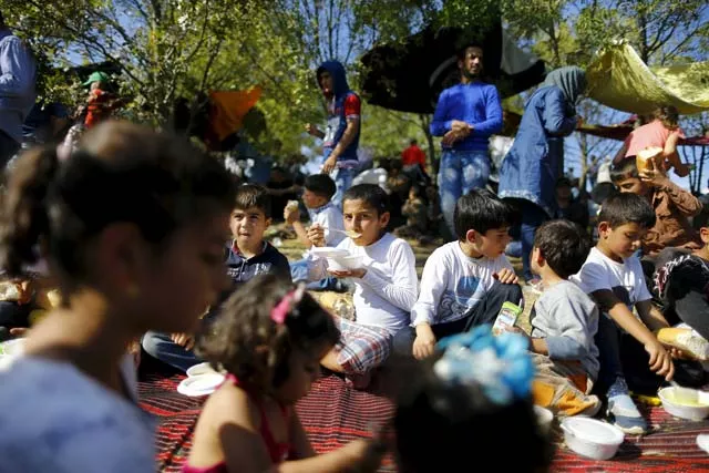migrant children eat lunch on the side of a highway near edirne as they rest from their travel towards the greece border turkey september 16 2015 photo reuters migrant children eat lunch on the side of a highway near edirne as they rest from their travel towards the greece border turkey september 16 2015 photo reuters