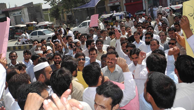 the employees reached the mardan press club at around 12 30pm holding placards and banners inscribed with slogans in favour of the vc photo online