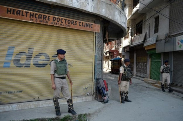 indian paramilitary troopers stand guard during a one day strike called by separatists in srinagar on september 16 2015 photo afp indian paramilitary troopers stand guard during a one day strike called by separatists in srinagar on september 16 2015 photo afp