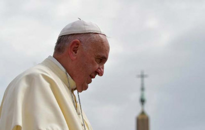 pope francis puts up syrian refugee family