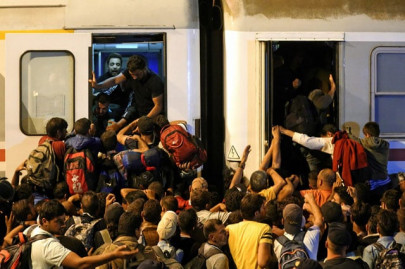 slovenia border stand off as croatia busses migrants into hungary slovenia border stand off as croatia busses migrants into hungary