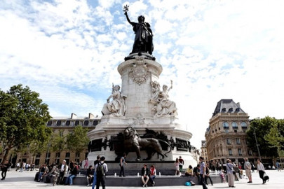 man dies during paris music festival after falling off statue
