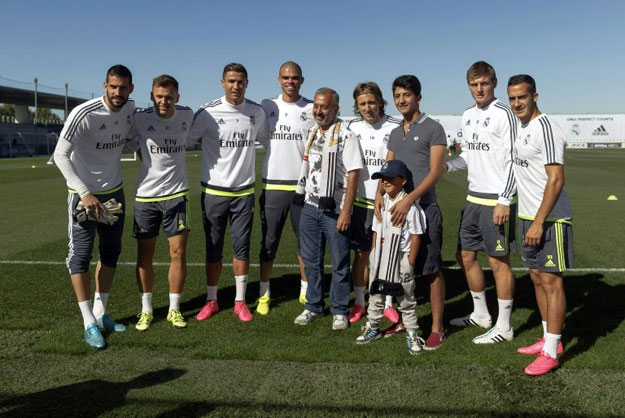 osama abdul mohsen c his son and real madrid s players photo afp