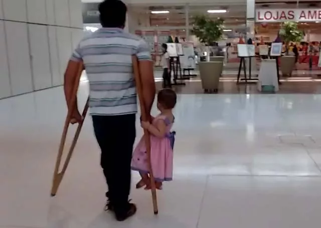 manoel izo carrying around his daughter on his crutch photo facebook com manoel souza 351 manoel izo carrying around his daughter on his crutch photo facebook com manoel souza 351