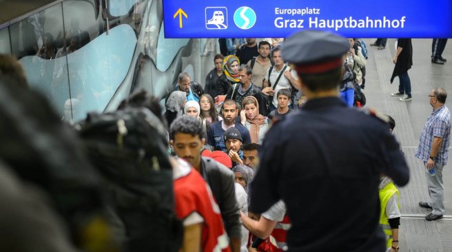 migrants queue to board buses upon their arrival in graz on september 20 2015 photo afp