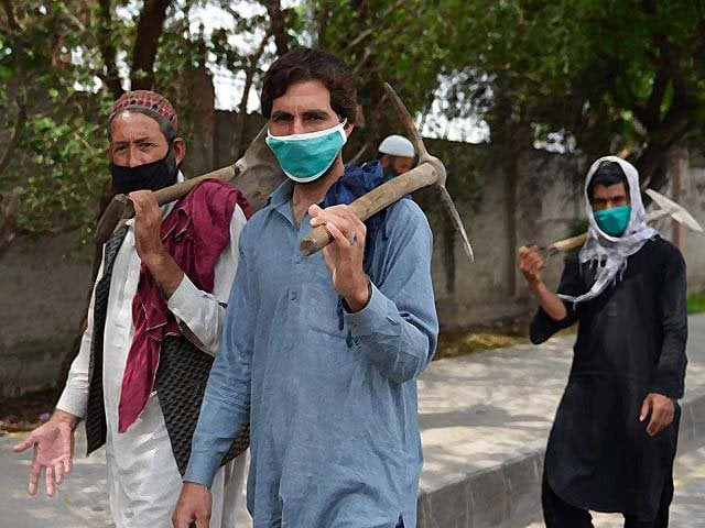 pakistani labourers walks along a street during a government imposed lockdown photo afp pakistani labourers walks along a street during a government imposed lockdown photo afp