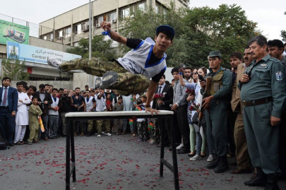 afghan paragliders soar through kabul s skies afghan paragliders soar through kabul s skies