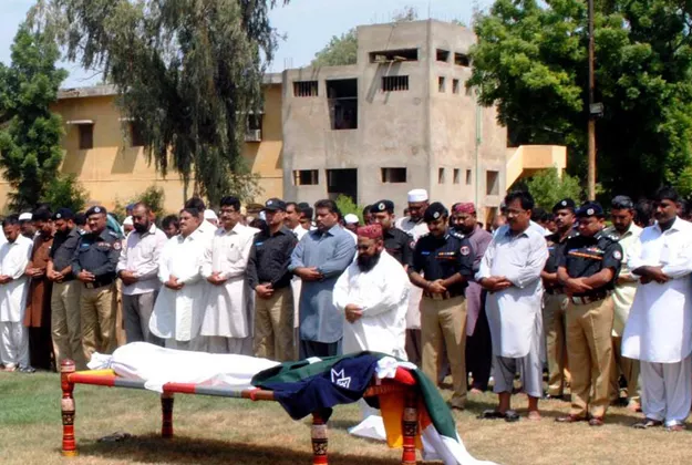 deceased cop had to testify against tahir minhas an alleged perpetrator of safoora bus attack photo express deceased cop had to testify against tahir minhas an alleged perpetrator of safoora bus attack photo express