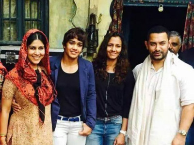 aamir poses with mahavir s daughters on the sets of dangal aamir poses with mahavir s daughters on the sets of dangal