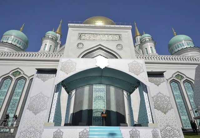 russian president vladimir putin c delivers a speech during a ceremony to open the moscow grand mosque in moscow russia september 23 2015 photo reuters