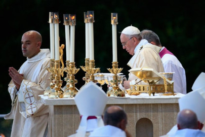pope wows washington but takes on controversy