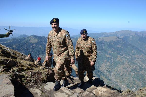 army chief general visiting forward locations at loc on thursday photo ispr