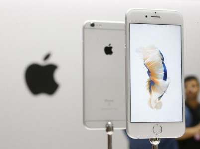 aussie woman sends robot to queue for new iphone aussie woman sends robot to queue for new iphone